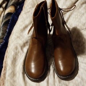 Brown short cowboy boots